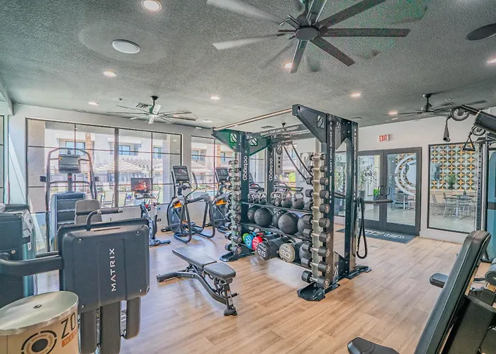 Stadium Retreat Pool Gym & Westgate Az Apartament *